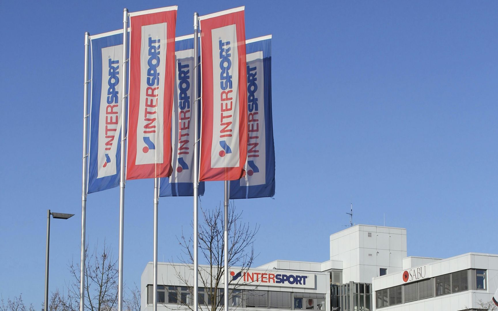 Intersport prüft Produktionsverlagerung nach China – Rückzug von Nike und Adidas schafft Kapazitäten