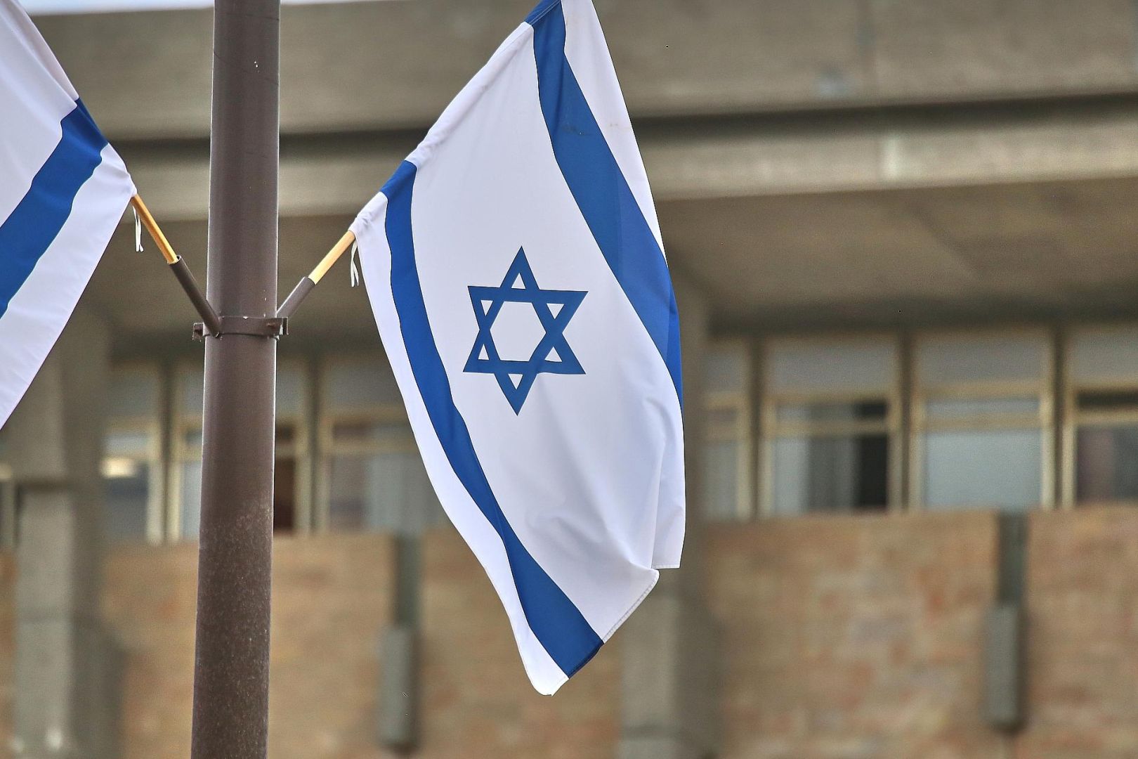 Israelische Fahne an der Knesset (Archiv)