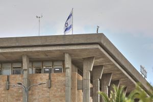 Israelische Fahne an der Knesset (Archiv)