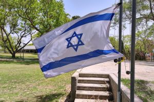 Israelische Fahne in einem Kibbuz (Archiv)