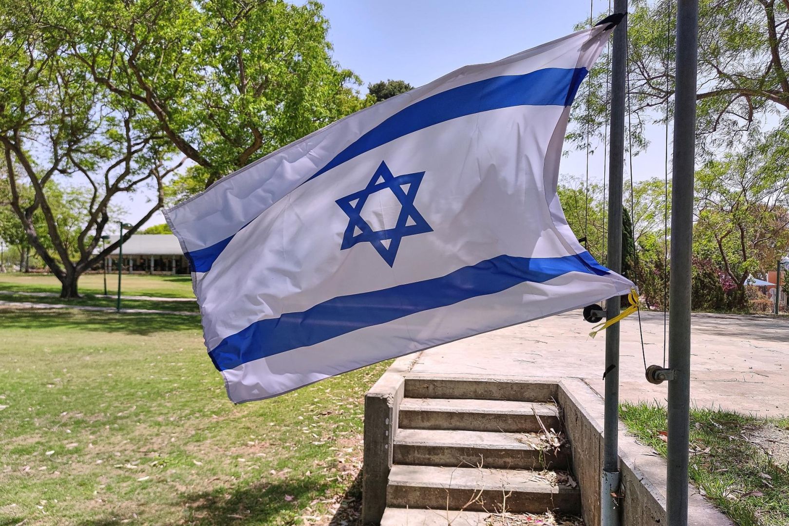 Israelische Fahne in einem Kibbuz (Archiv)