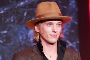 Jamie Campbell Bower hat für die vierte Staffel von 'Stranger Things' zeitweise fast 24 Stunden am Stück gearbeitet.