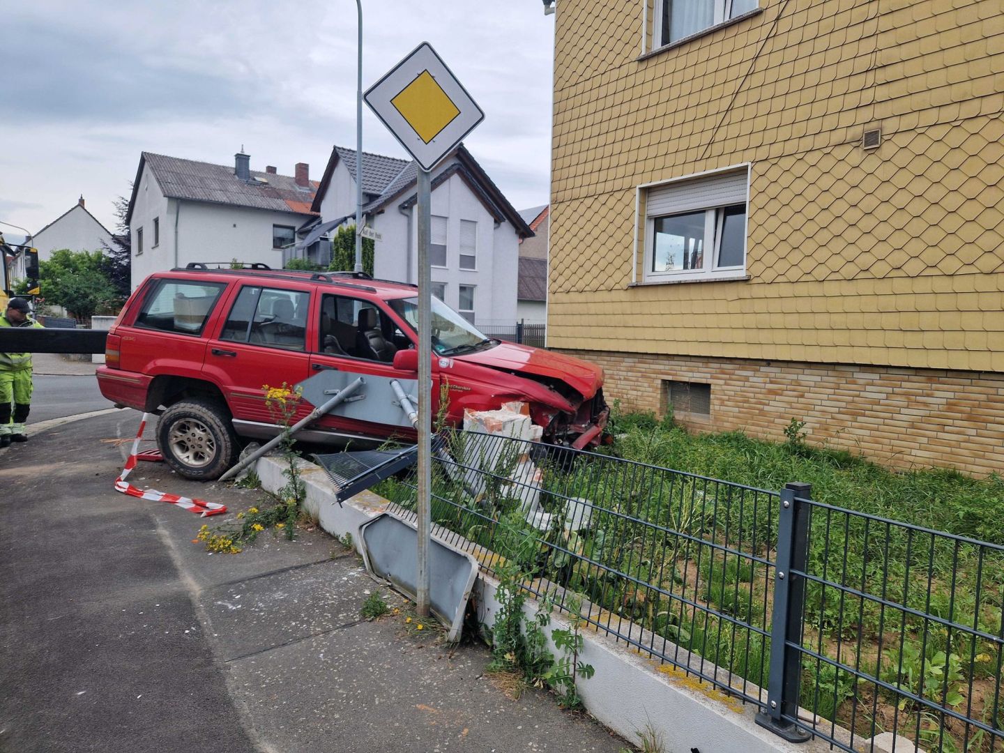 Jeep landet nach Verkehrsunfall in Vorgarten