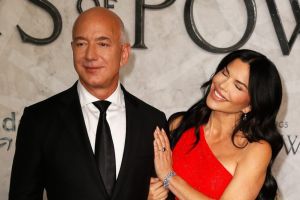 Jeff Bezos soll bis zu 20 Millionen Dollar gezahlt haben, um die diesjährige Met Gala auszurichten.