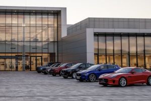 JLR-Gewinn bricht nach US-Zöllen ein – neuer CEO übernimmt in schwieriger Lage