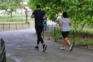 Jogger in einem Park (Archiv)