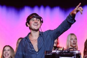 John Summit gab zu, dass Dance-Musik eine andere Welt als Mainstream-Pop sei, und er habe noch 'viele Menschen zu überzeugen', nachdem bekannt gegeben wurde, dass er als Headliner beim Lollapalooza auftreten wird.