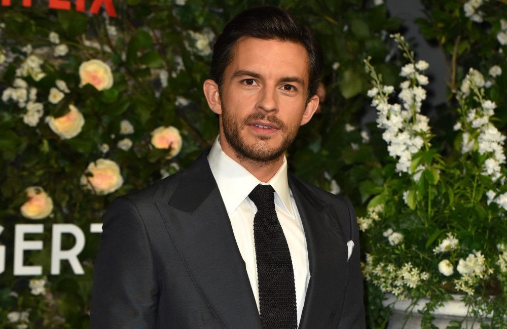 Jonathan Bailey will sich vielleicht Rat bei Dwayne Johnson holen.