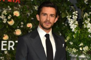 Jonathan Bailey will sich vielleicht Rat bei Dwayne Johnson holen.