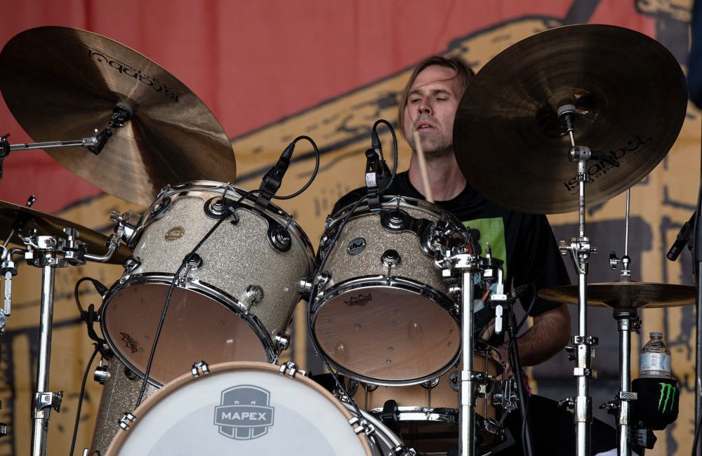 Josh Freese hat gescherzt, dass er von den Foo Fighters 'gefeuert' wurde, weil er zu oft 'My Hero' gepfiffen hat.