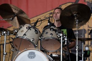 Josh Freese hat gescherzt, dass er von den Foo Fighters 'gefeuert' wurde, weil er zu oft 'My Hero' gepfiffen hat.