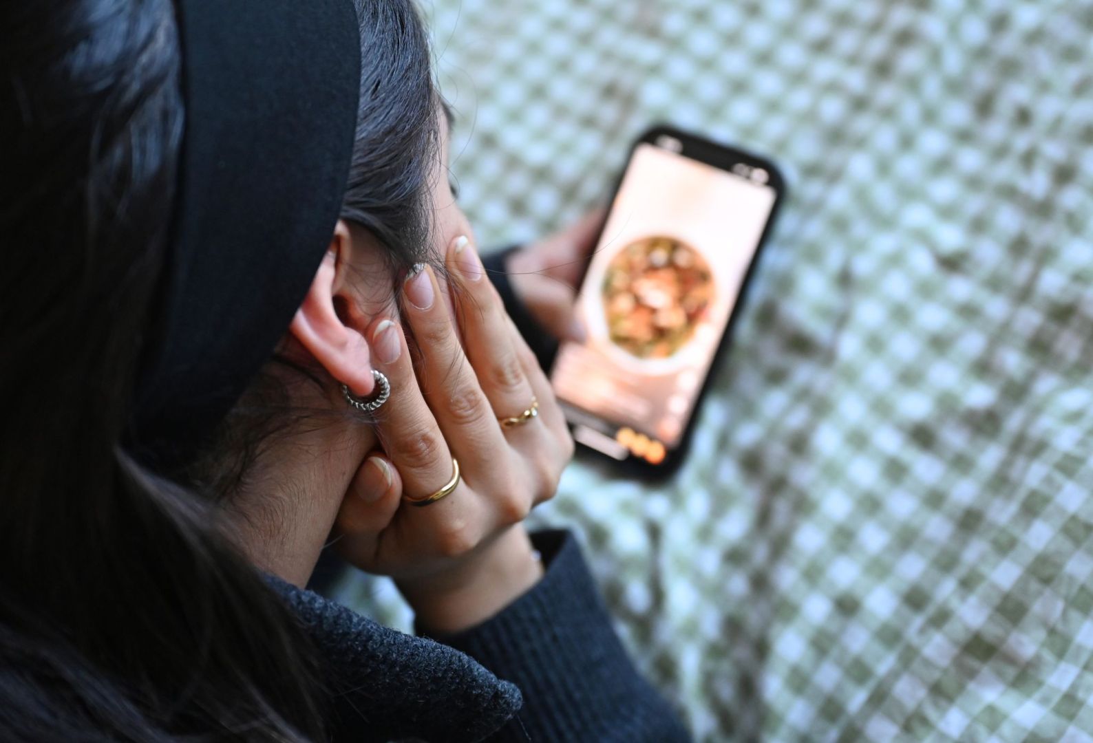 Jugendliche mit Smartphone