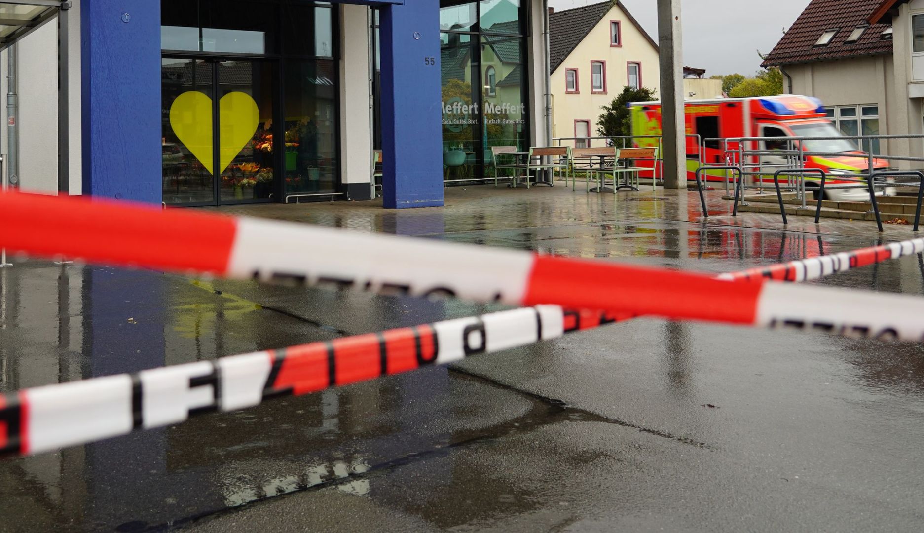 Jugendlicher in Supermarkt niedergestochen