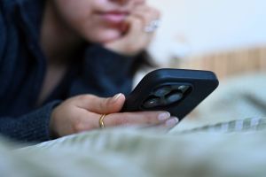 Junge Frau mit Smartphone