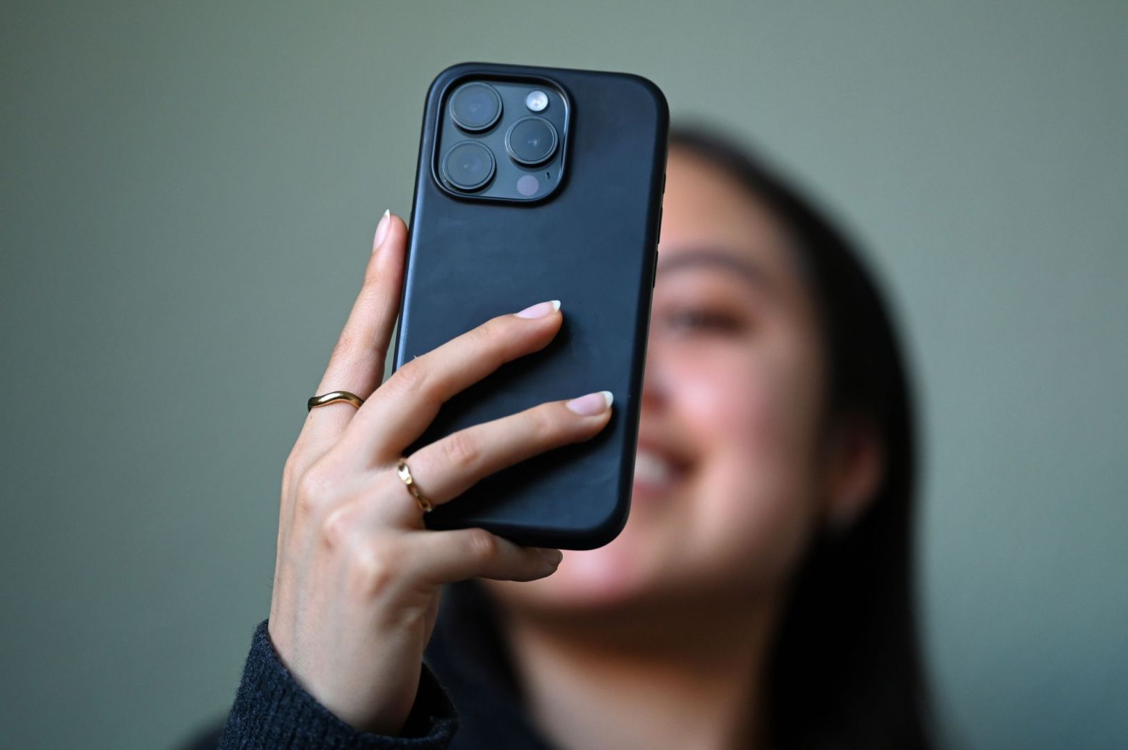 Junge Frau mit Smartphone