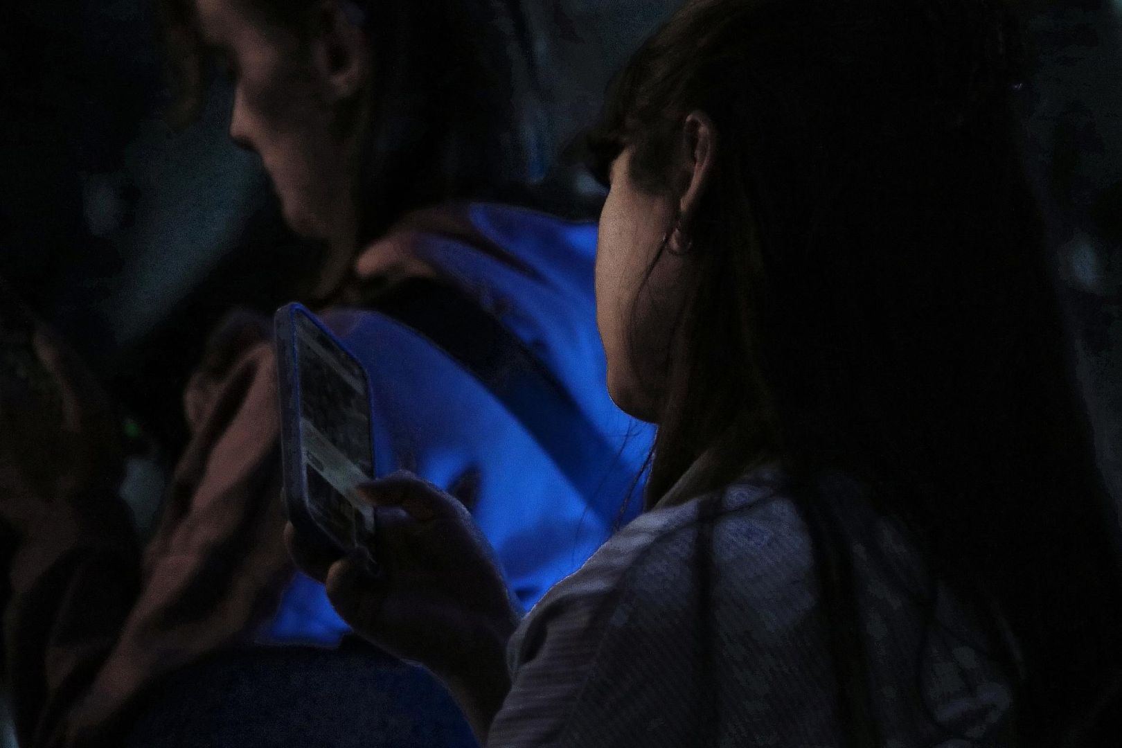 Junge Frau mit Smartphone (Archiv)