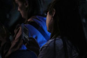 Junge Frau mit Smartphone (Archiv)