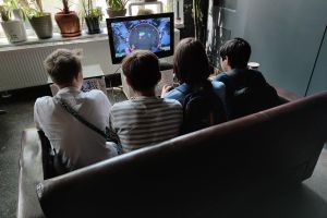 Junge Leute beim Zocken (Archiv)