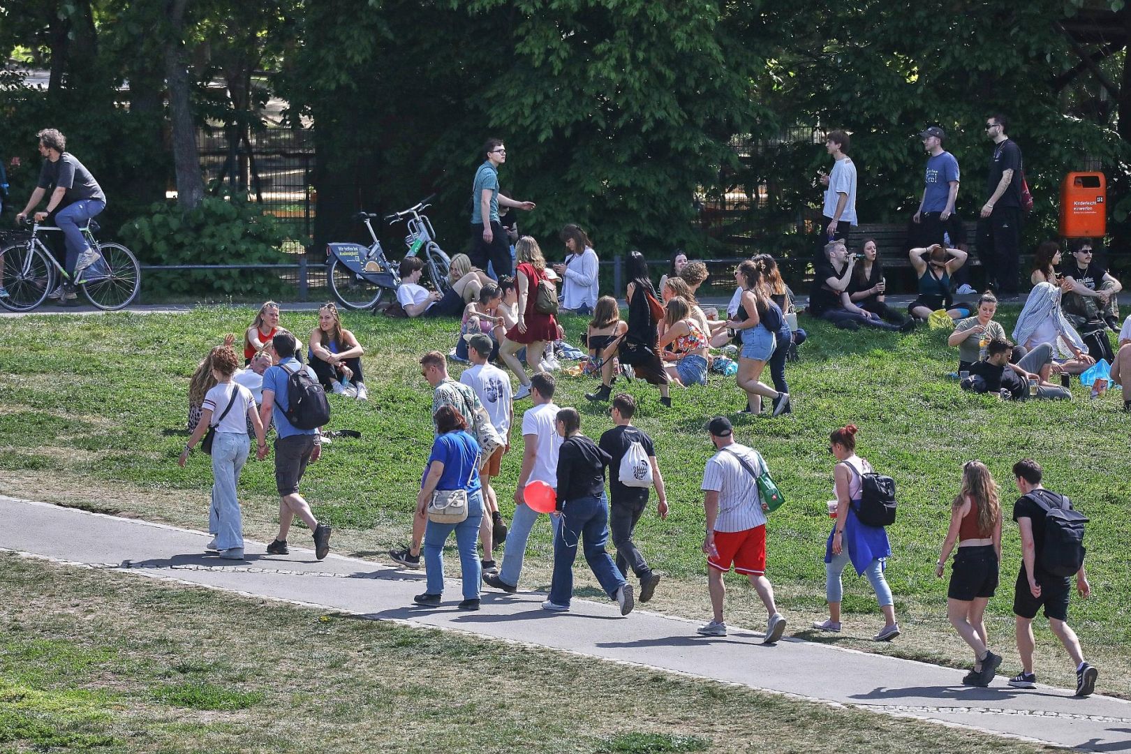 Junge Leute im Sommer (Archiv)