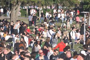 Junge Leute in einem Park (Archiv)