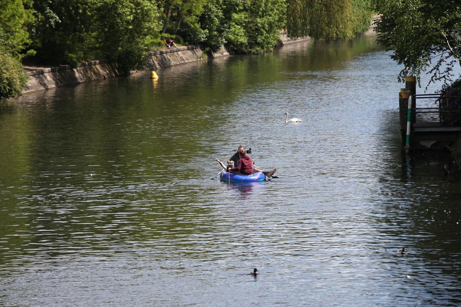 Junge Leute in Schlauchboot (Archiv)