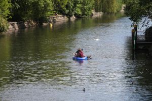 Junge Leute in Schlauchboot (Archiv)