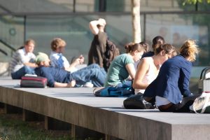 Junge Leute vor einer Universität (Archiv)