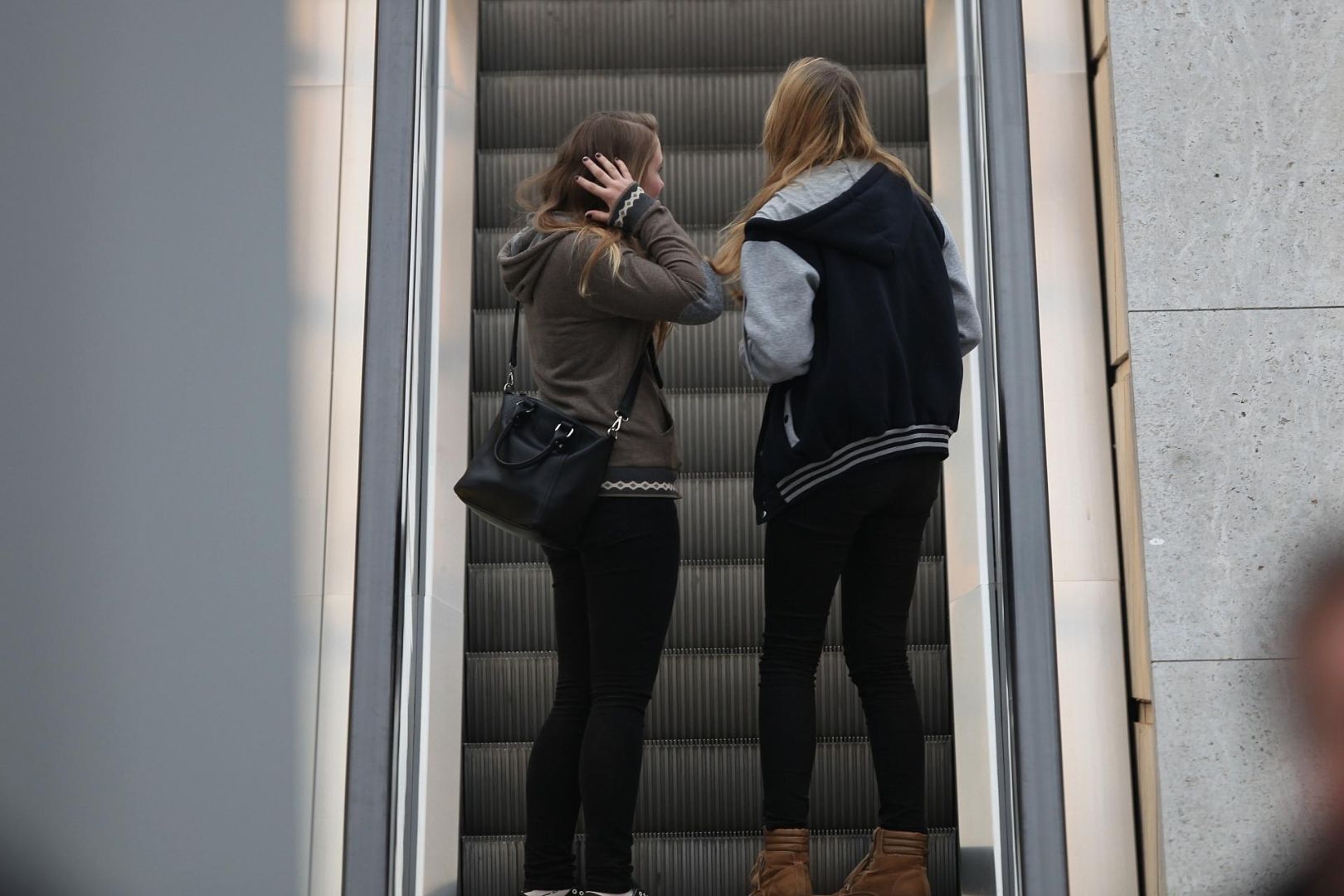 Junge Mädchen auf einer Rolltreppe (Archiv)