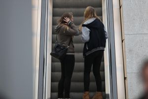 Junge Mädchen auf einer Rolltreppe (Archiv)