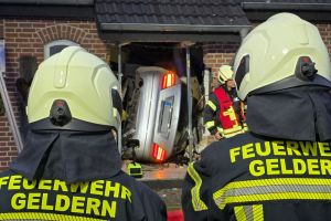 Junger Mann bleibt mit Auto in Hausflur stecken