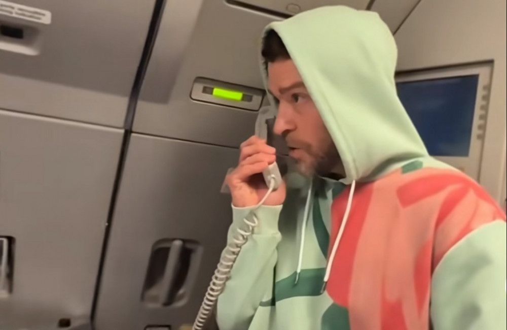 Justin Timberlake verwöhnte die Passagiere eines Flugzeugs mit einer überraschenden Sicherheitsdemonstration.