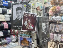 Kalender mit Papst und Priestern