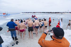 Kaltstart ins neue Jahr: Neujahrsschwimmen in der Nordsee-Lagune Burhave