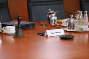 Kanzlermappe auf dem Kabinettstisch (Archiv)