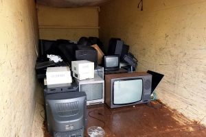 Kaputte Fernseher in einem Container (Archiv)