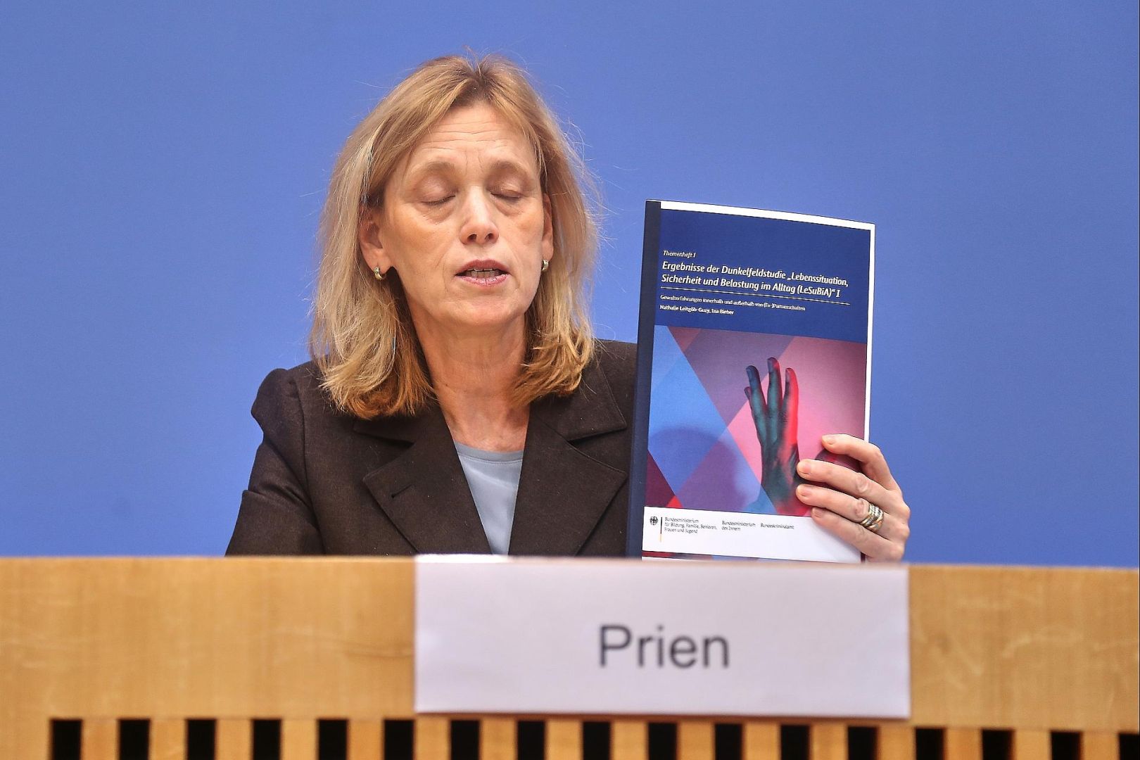 Karin Prien bei der Vorstellung einer Dunkelfeldstudie am 10.02.2026