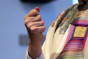 Katholischer Pfarrer in einer Messe (Archiv)