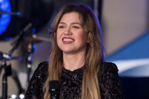 Kelly Clarkson hat offen darüber gesprochen, wie ihre beiden Kinder mit dem Tod ihres Vaters Brandon Blackstock umgehen.