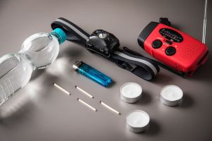 Kerzen, Strinlampe und Kurbelradio