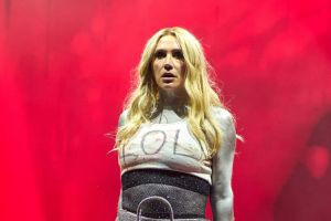 Kesha machte mit ihrem Freund Schluss, nachdem sie sich aus ihrem Plattenvertrag befreien konnte.