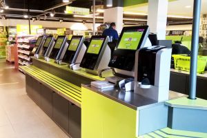 KI an der Supermarktkasse: Stoppt sie Milliardenverluste – oder lädt sie zum Betrug ein?