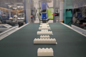 KI stabilisiert Rezyklatverarbeitung beim Spritzgießen