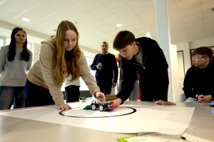 Kieler und Lübecker Schüler*innen zeigen bei Roboterwettbewerb ihre Programmierkünste