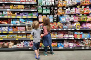 Kinder in einem Supermarkt (Archiv)