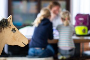 Kinder machen Hausaufgaben