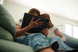 Kinder mit Tablet