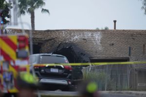Kleinflugzeug stürzt in Wohngebiet in San Diego ab