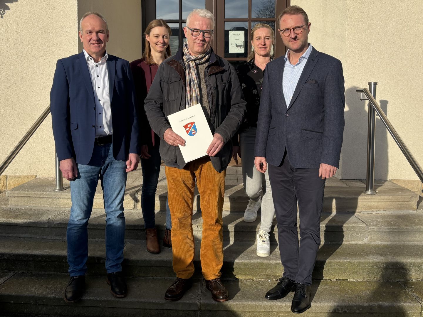 Knapp 32.000 Euro für Praxisausstattung: Landrat übergibt LEADER-Förderbescheid an Hausarzt Dr. Rottmann aus Homberg