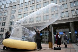 Kondom vor dem EU-Parlament