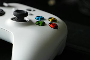 Konzentrieren Sie sich auf die Tasten des Xbox-Controllers und heben Sie dabei die Gaming-Technologie und das Design hervor.